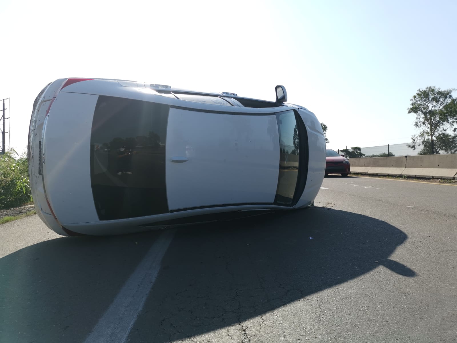 Le truena una llanta de su automóvil y termina volcado sobre la México 15, en Ahome