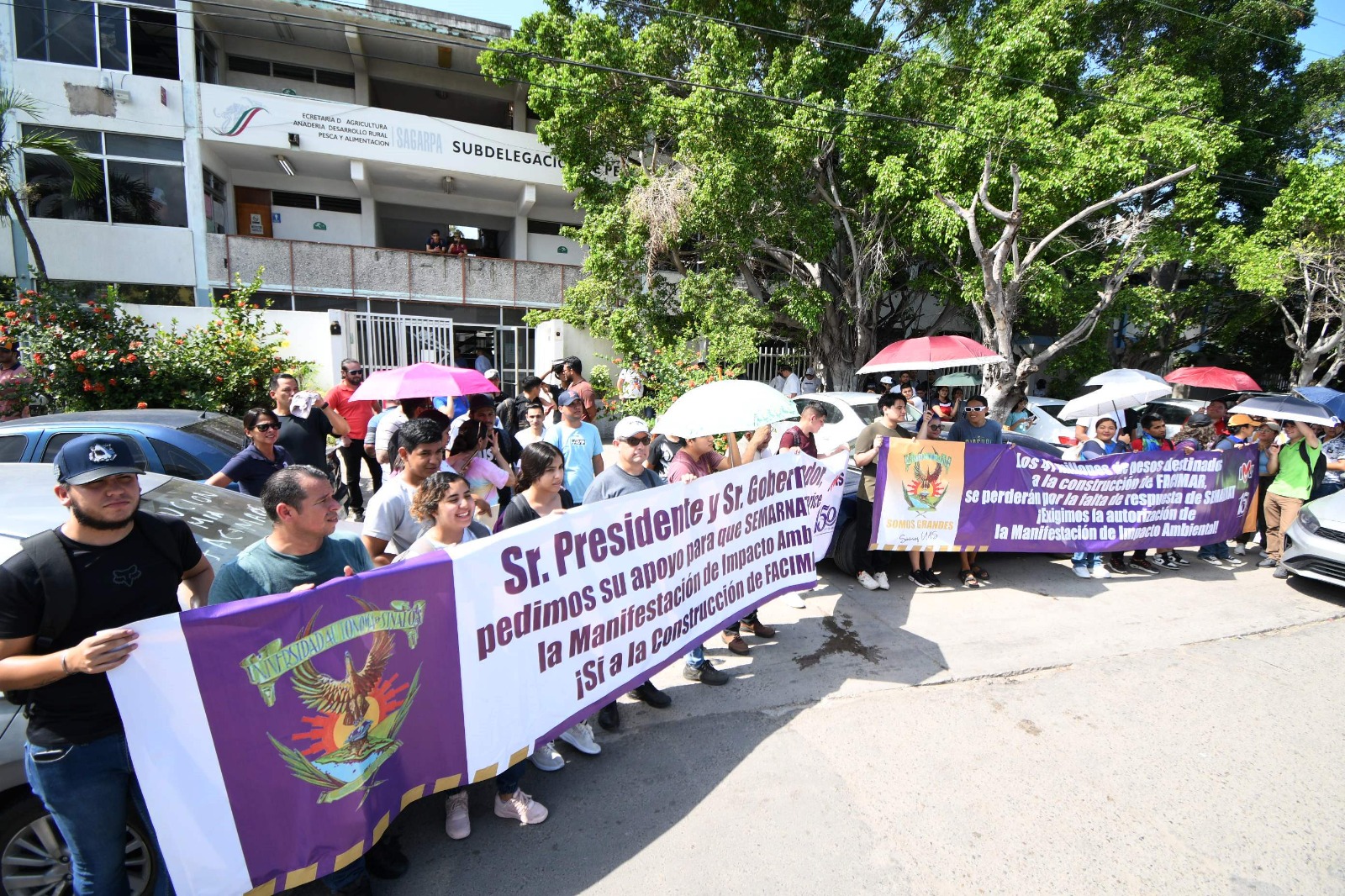 Comunidad FACIMAR-UAS protestan ahora en Semarnat para construcción de edificio