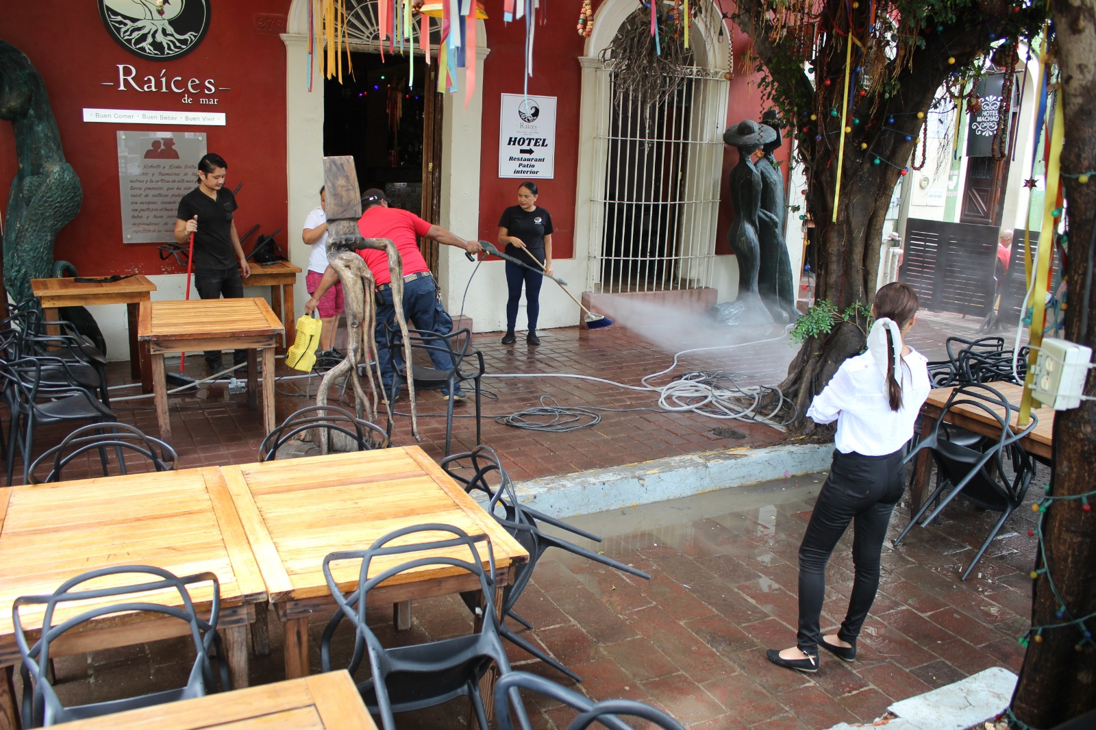 Negocios pierden mercancía y muebles tras inundaciones en el Centro Histórico de Mazatlán