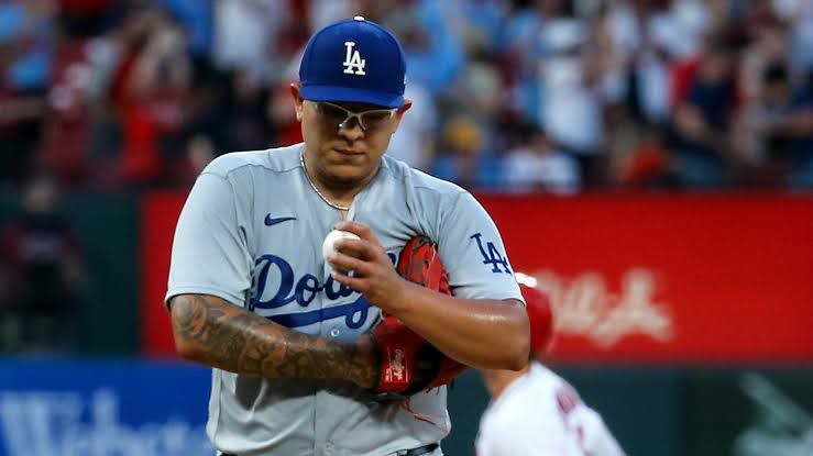 Los Dodgers remueven el locker y los murales de Julio Urías en el Dodger Stadium