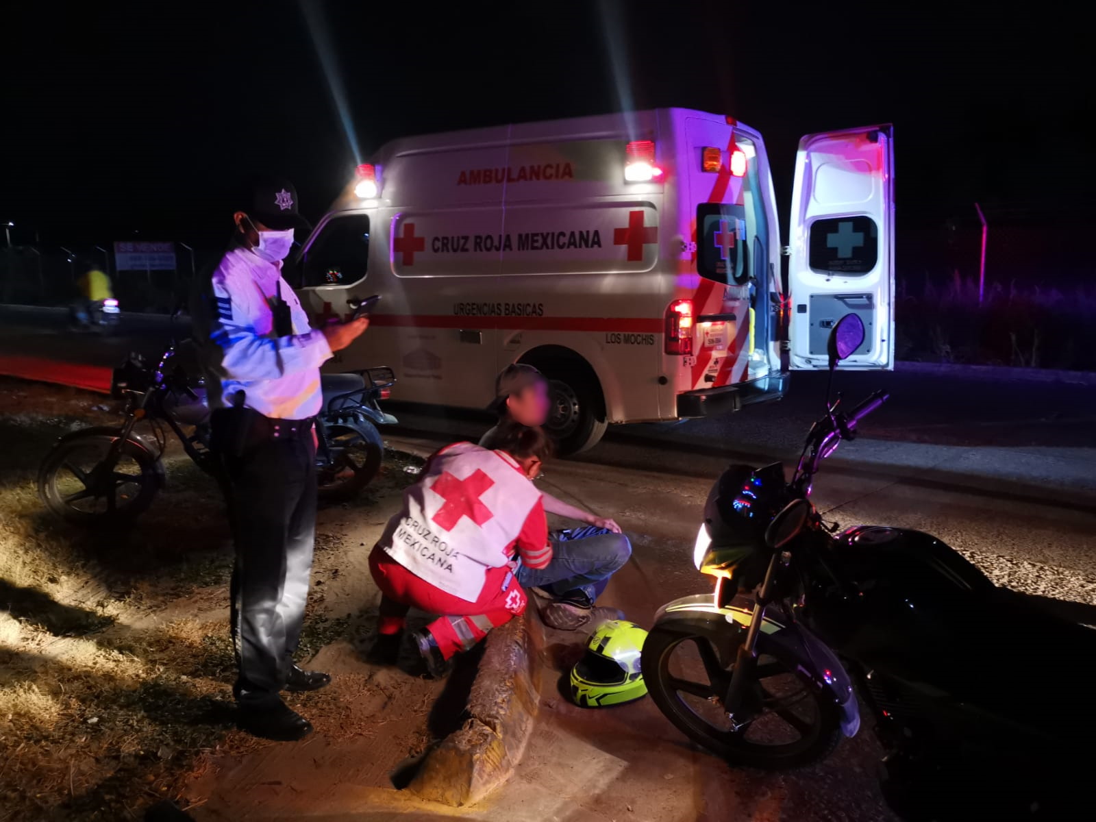 Madre e hijo son embestidos por un automóvil al circular en una motocicleta en Los Mochis