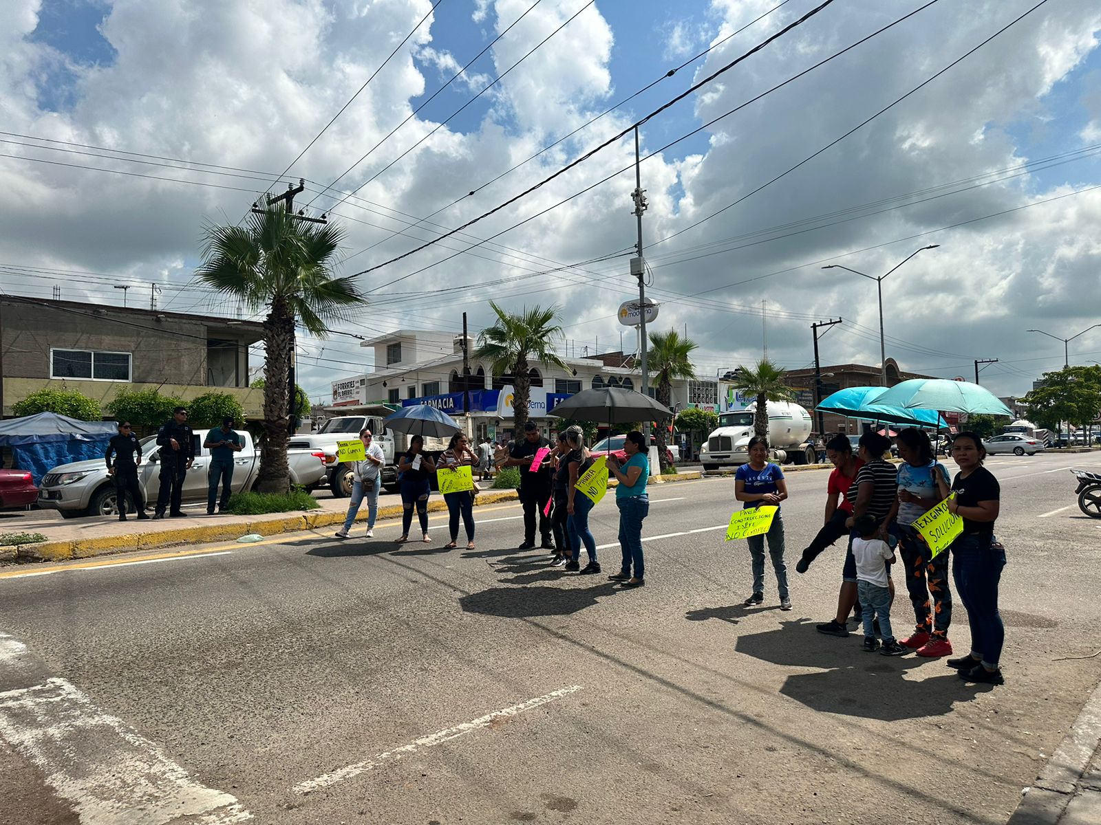 Madres de familia del kínder Alejandro Quijano toman calles y carreteras de Villa Unión; exigen atención pues no tienen luz