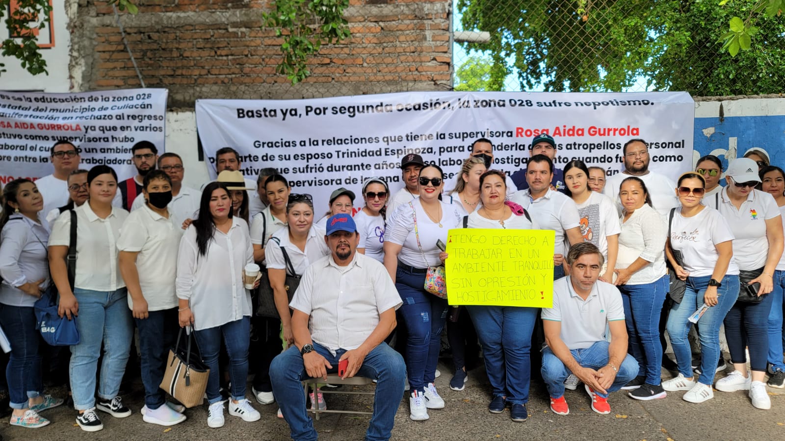Maestras se manifiestan en las oficinas de la supervisión de Zona Escolar 028, en Culiacán