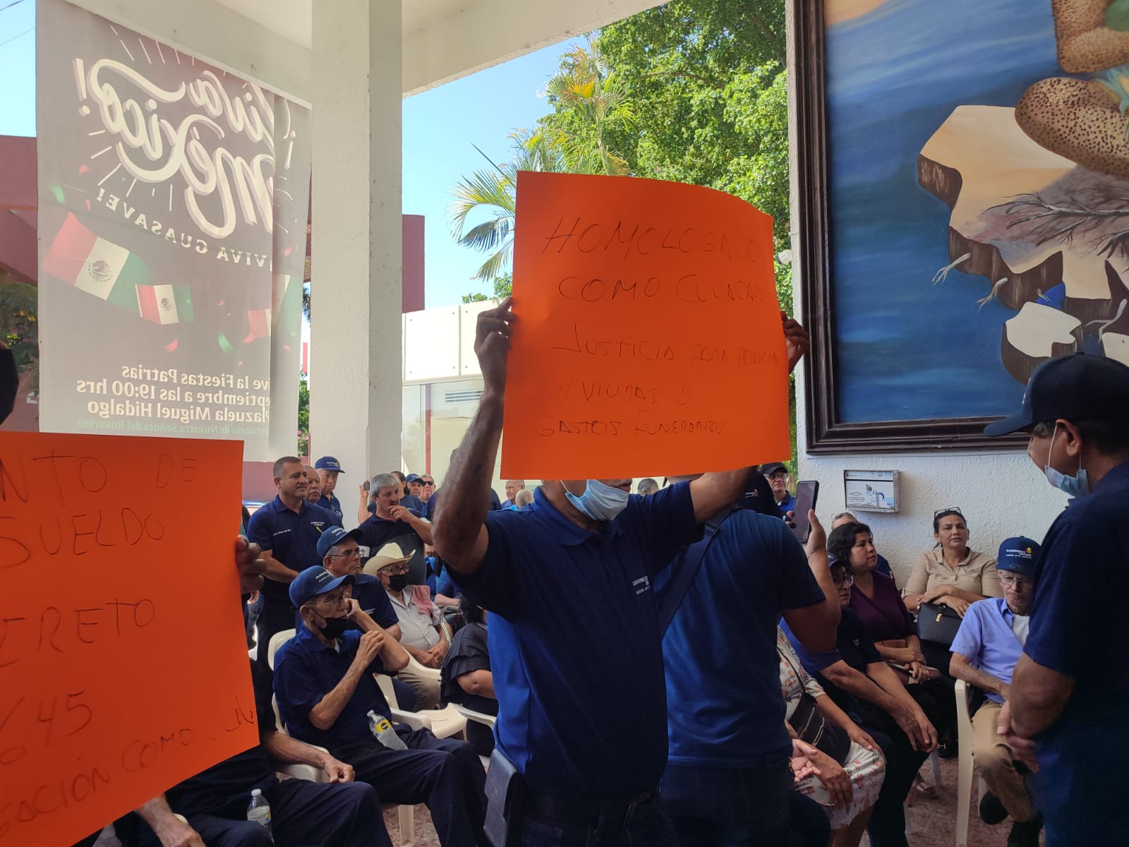 Toman Guerreros Unidos el palacio de gobierno en Guasave; exigen pagos para viudas y policías