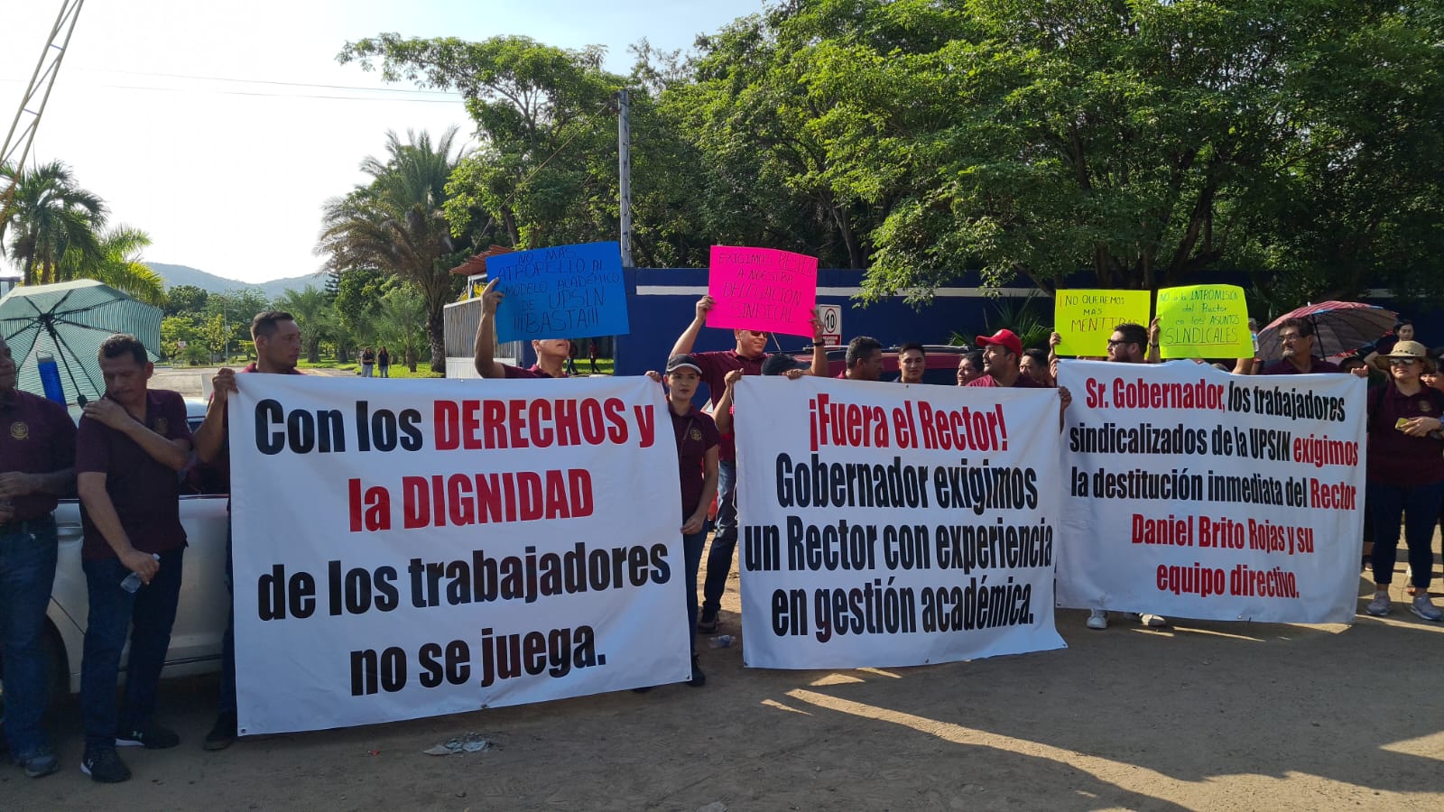 ‘Truenan’ trabajadores de la UPSIN contra el rector y piden a Rocha Moya la destitución
