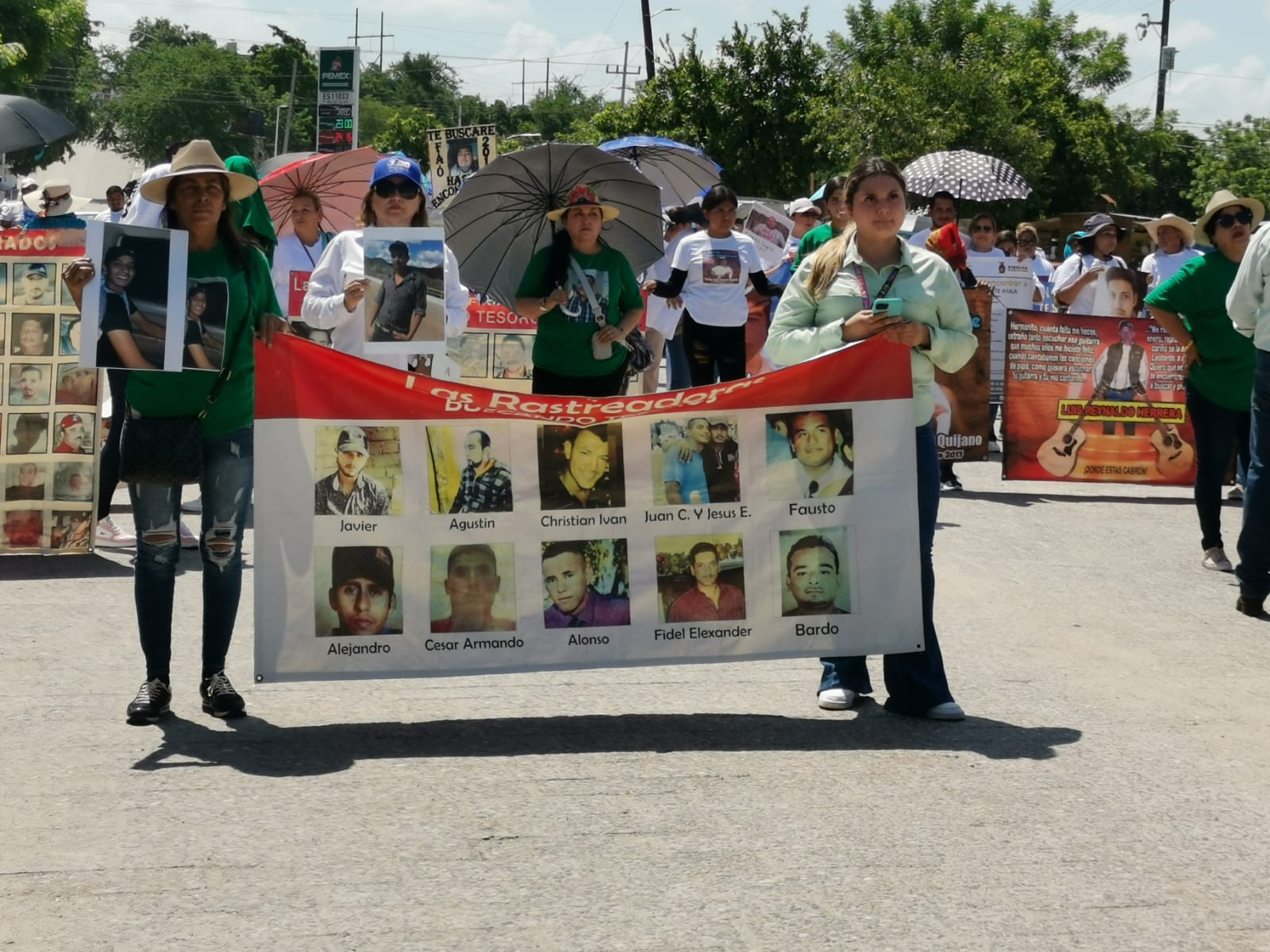 Rastreadoras de El Fuerte conmemoran el 9no aniversario; marcharon por las principales calles del municipio