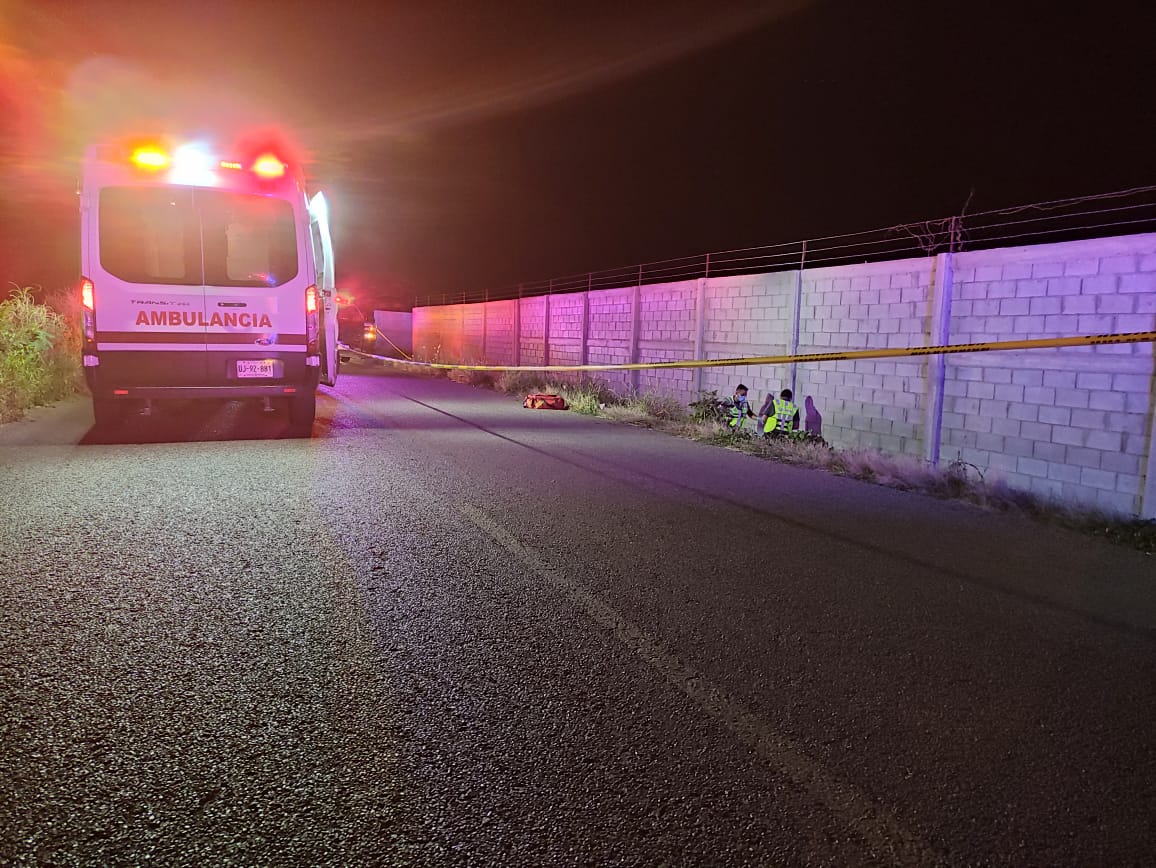 Motociclista pierde la vida al circular sobre la carretera estatal El Porvenir, Ahome