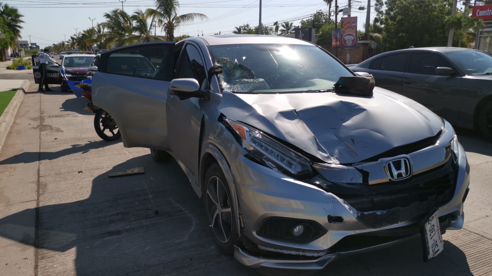Motociclista es arrollado por auto frente a plaza comercial y muere camino al hospital en Los Mochis