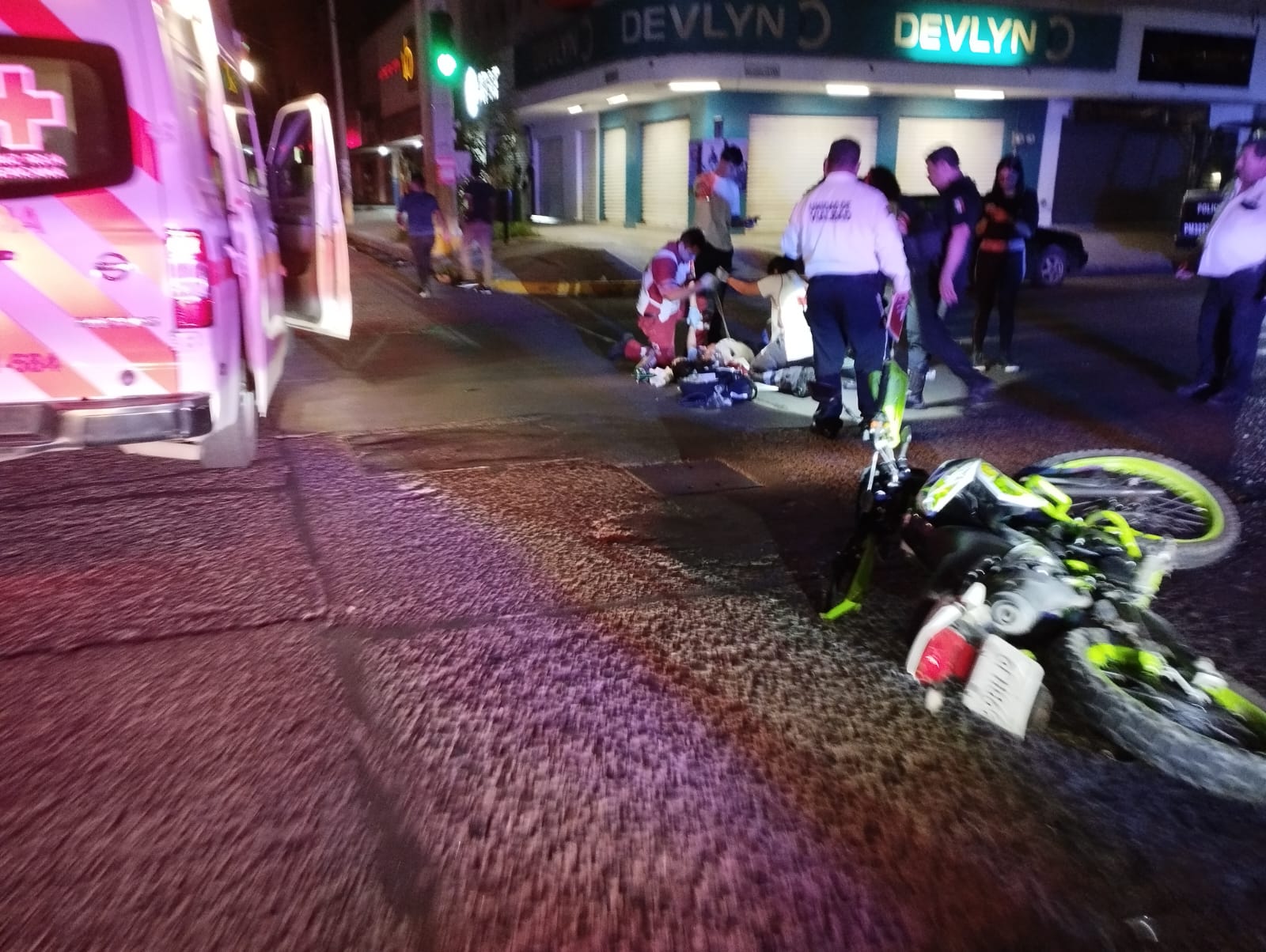 Motociclista resulta con heridas de gravedad luego de ser embestido por un automóvil en el sector centro de Los Mochis