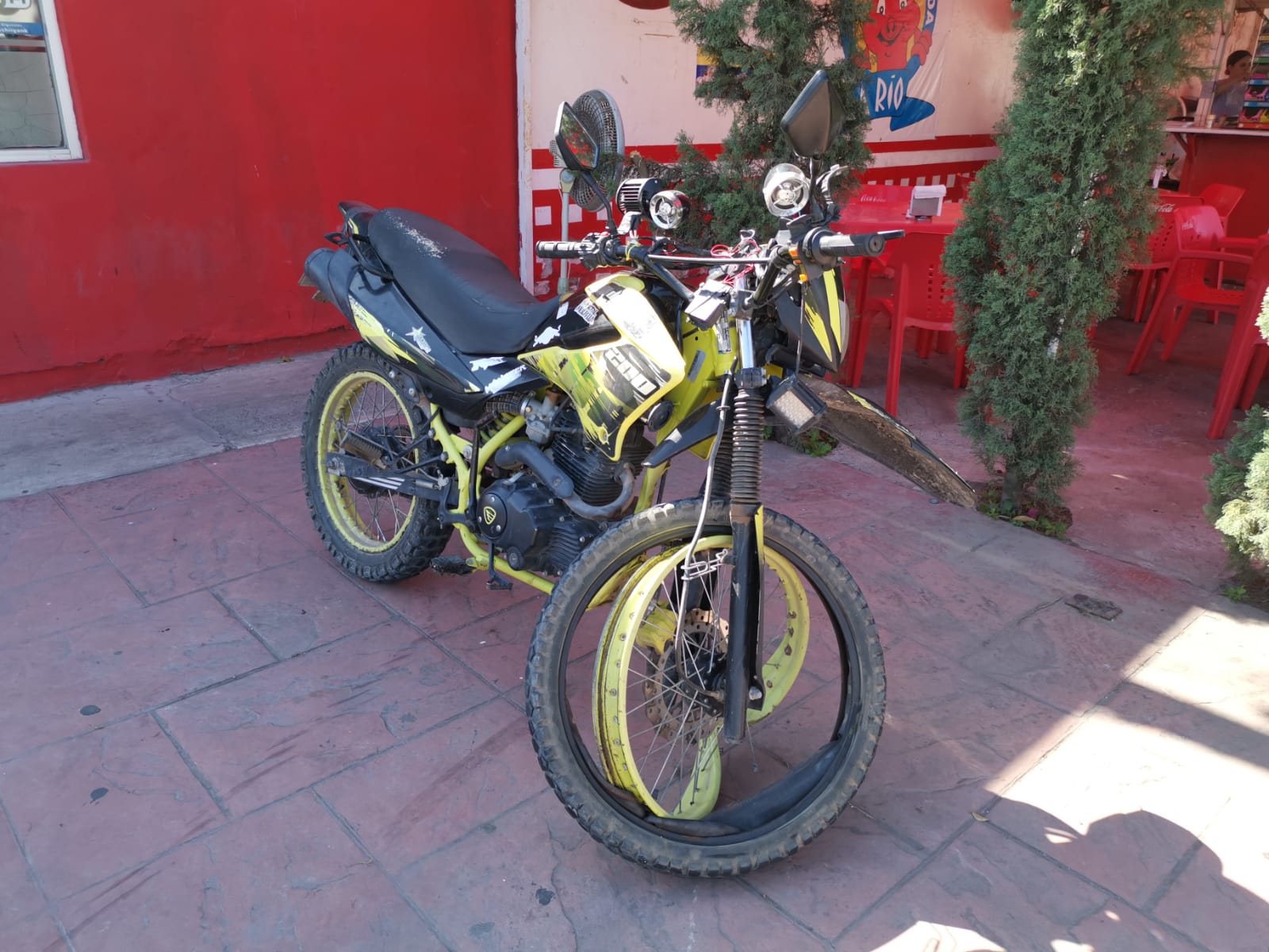 Motociclista resulta con lesiones luego de chocar contra un automóvil en el sector Scally, en Los Mochis