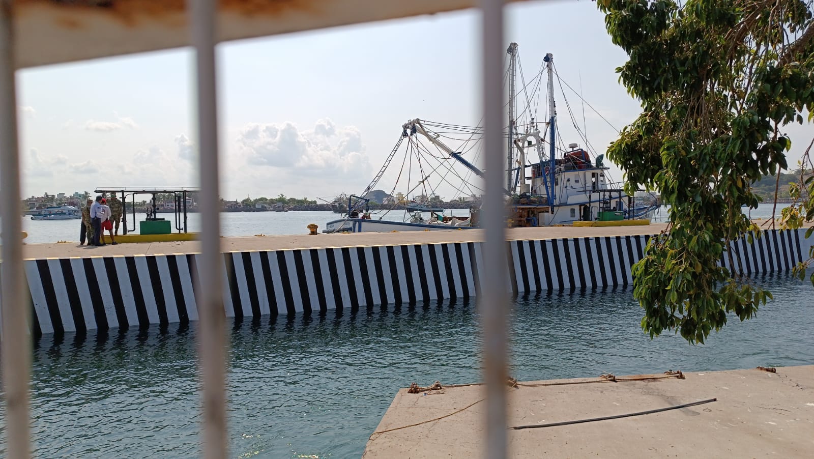 Fallece pescador tras caerse de un tangón de un barco camaronero en la Puntilla, en Mazatlán