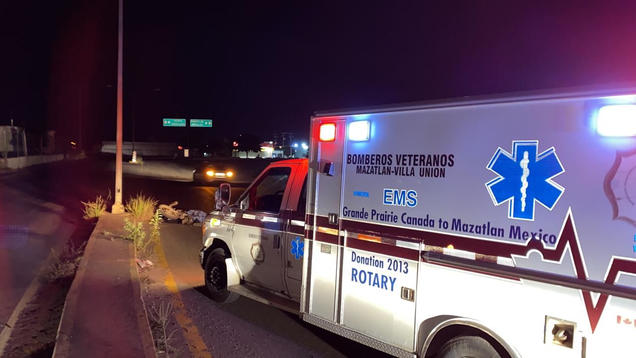Muere motociclista tras derrapar y chocar contra poste de luminaria, en Villa Unión