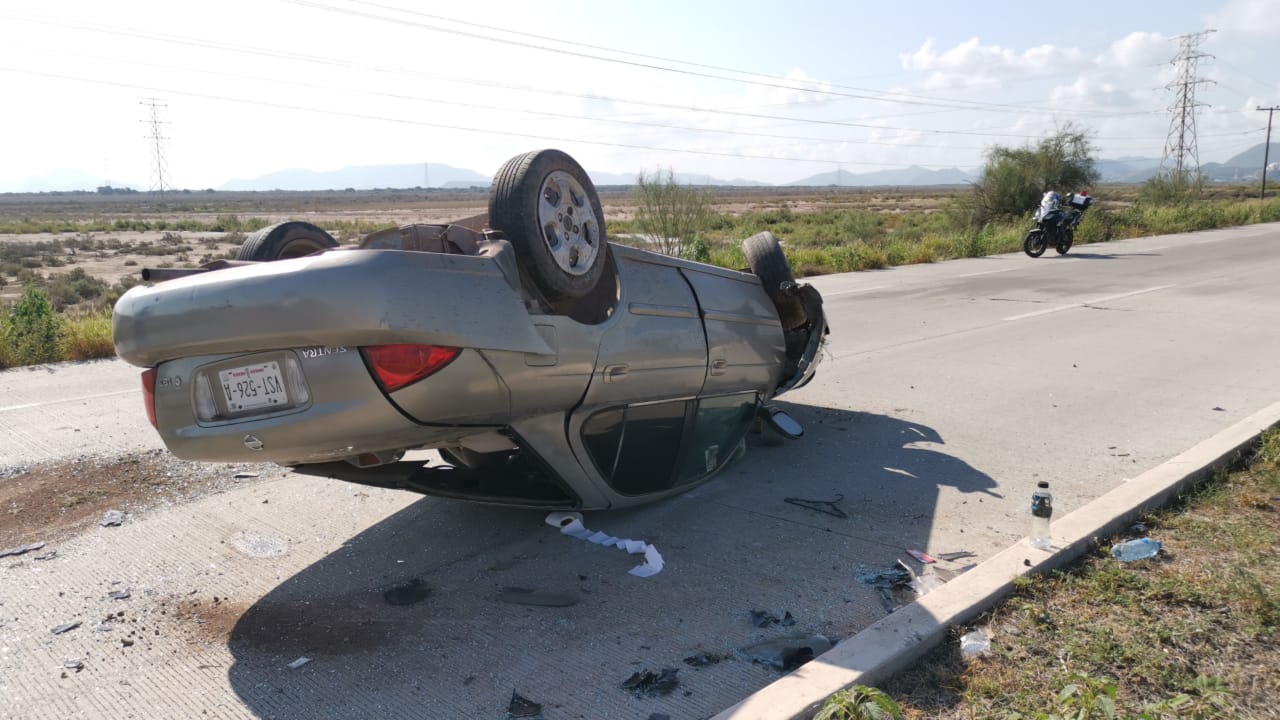 Mujer pierde el control del volante y vuelca sobre la Mochis-Topolobampo