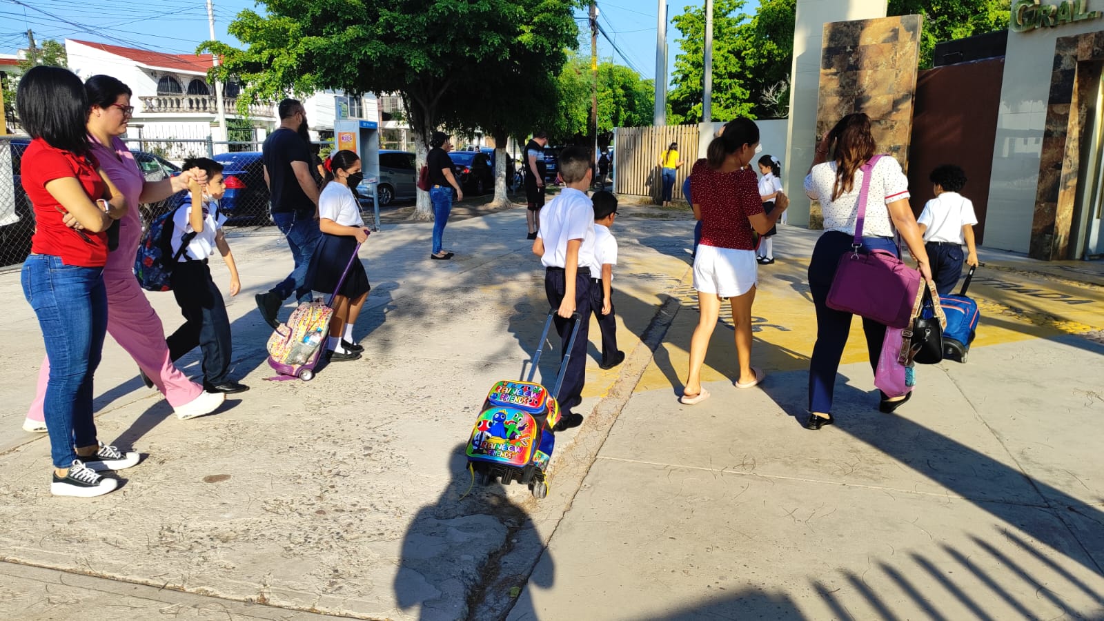 Opiniones encontradas refieren madres de familia sobre el uso del cubrebocas en las escuelas