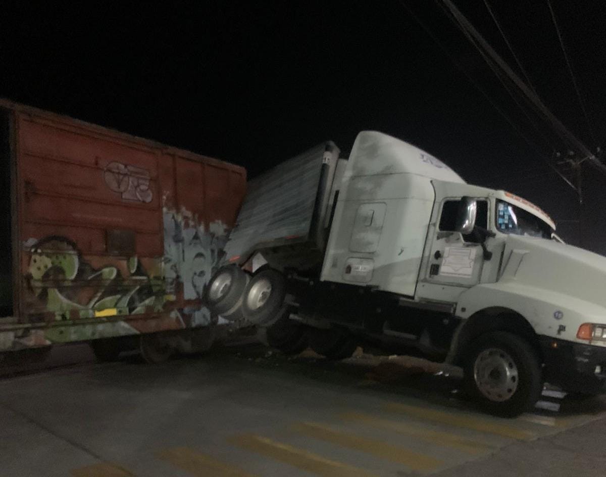 Operador de tráiler se pone a revisar documentos en la Asipona y es embestido por el tren en Ahome