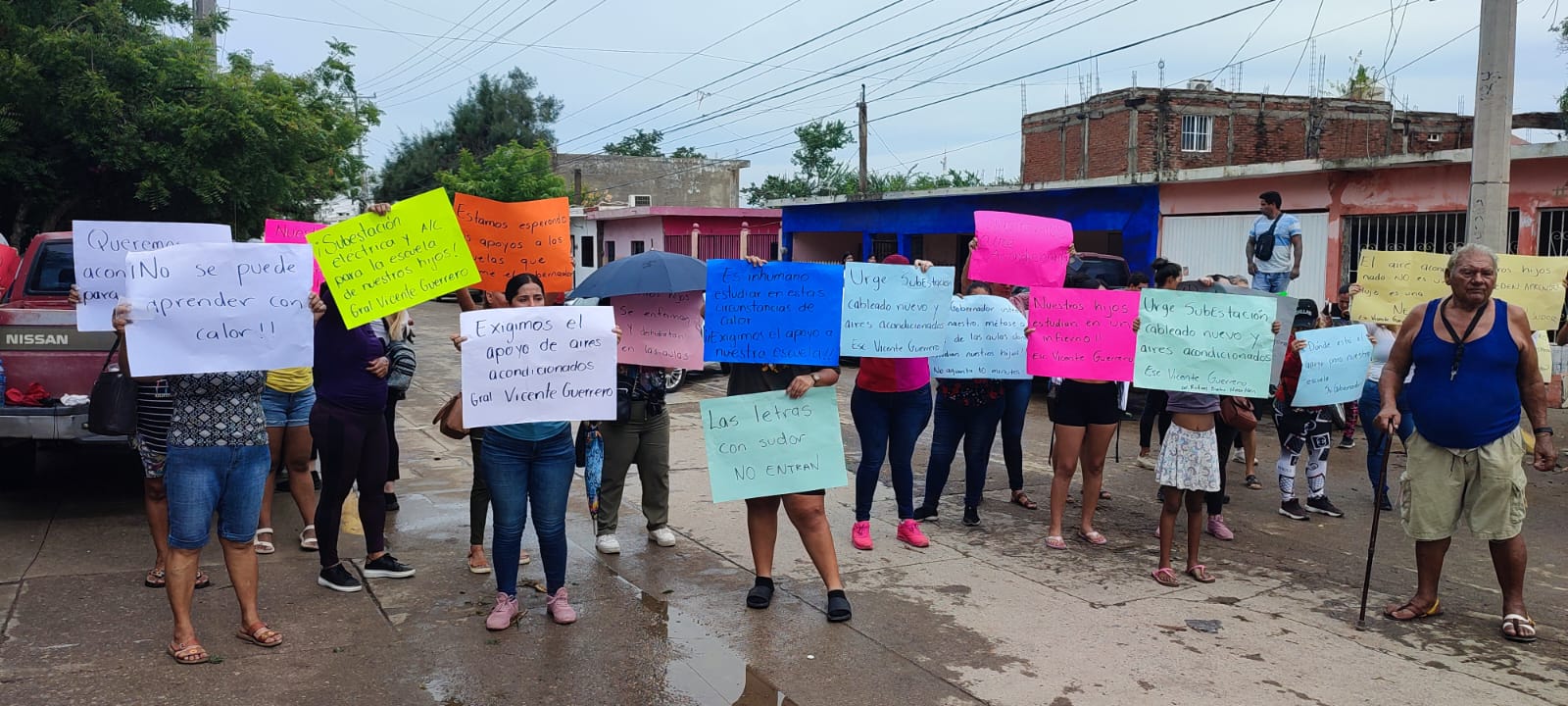 Padres de familia cierran la avenida Pino Suárez en Mazatlán; exigen cableado eléctrico para la primaria