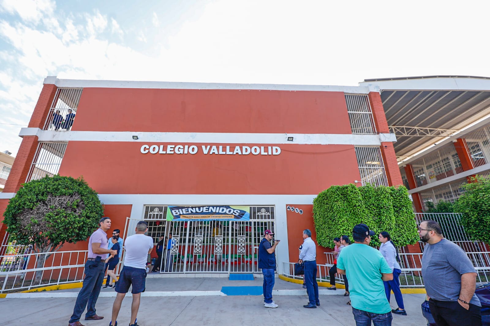 Padres de familia del Colegio Valladolid en Culiacán se manifiestan, sus hijos estudian bajo altas temperaturas