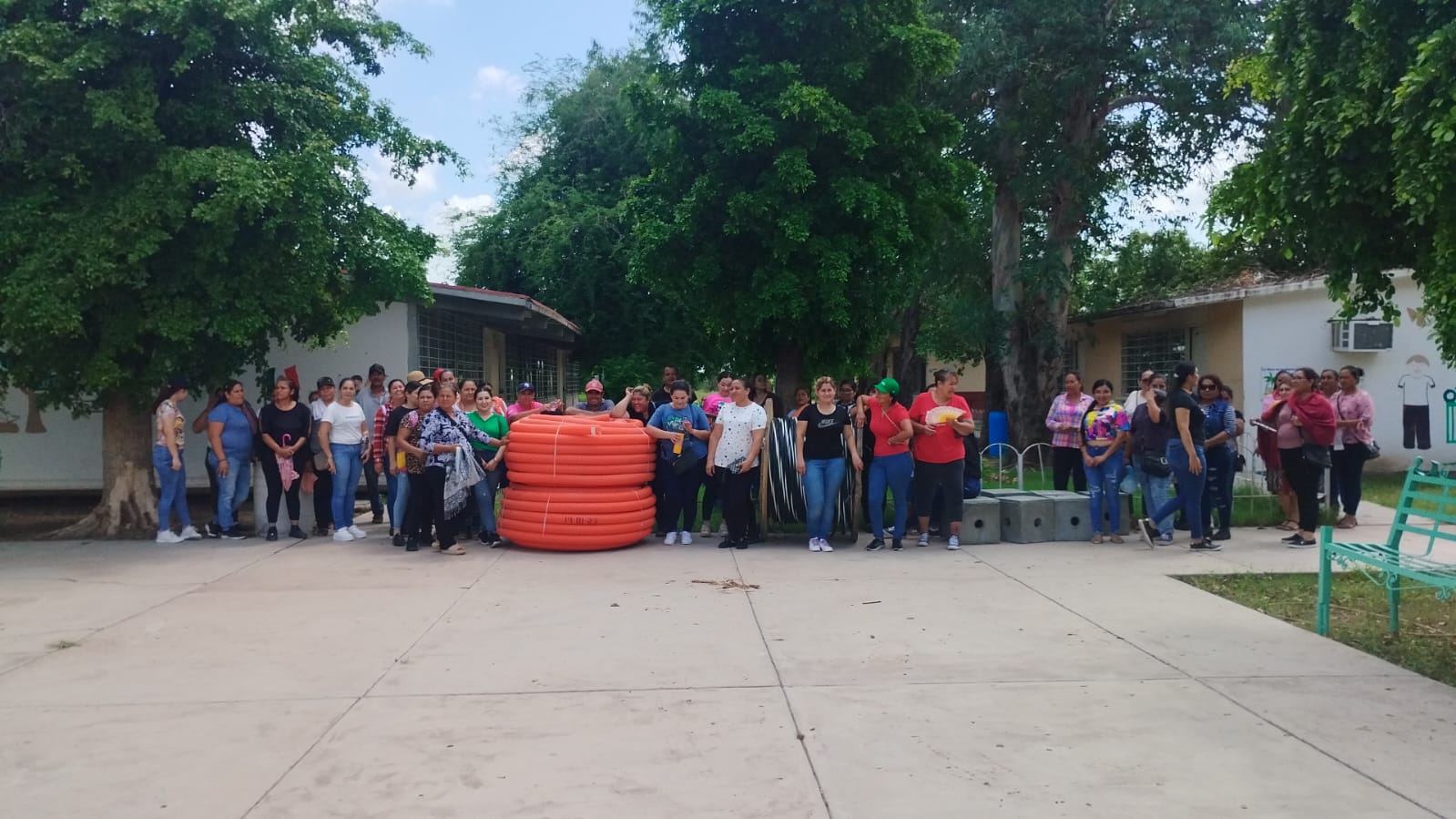 Padres de familia liberan toma de la secundaria de Ocoroni; llega material e inician cambio del cableado eléctrico