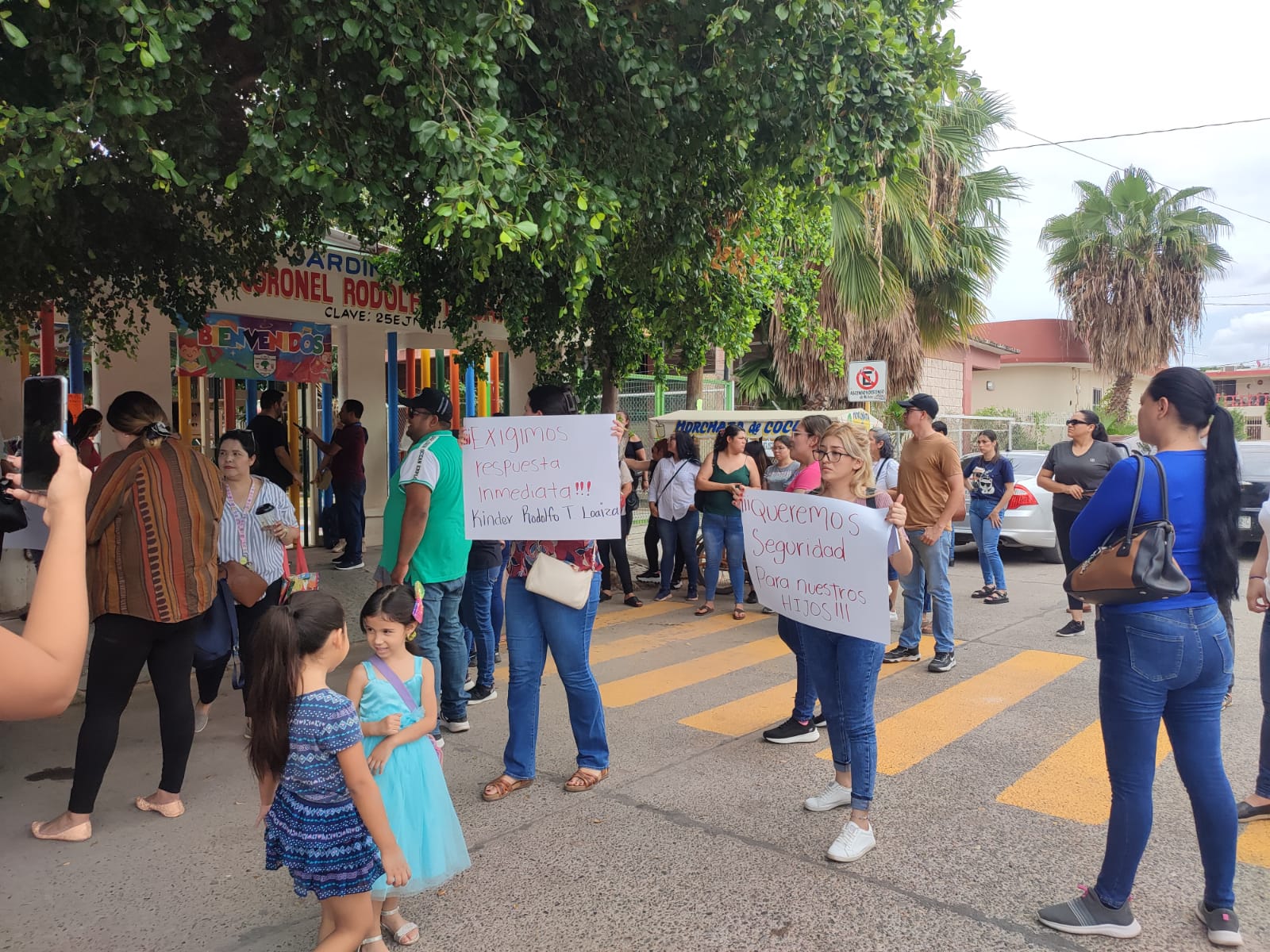 ¡Salieron chispas del cableado! Padres de familia toman el kínder T. Loaiza en Guasave