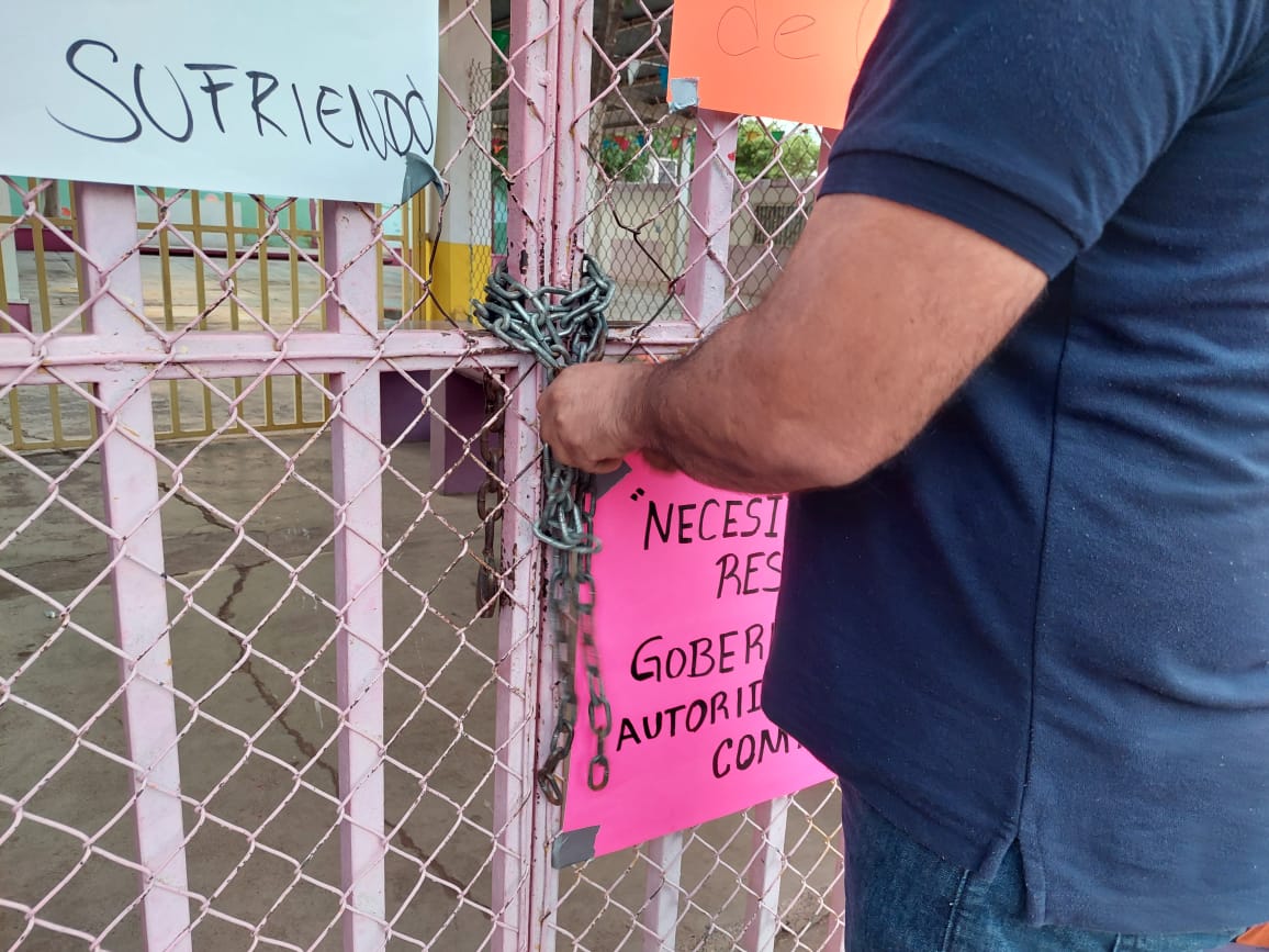 Padres de familias cierran con cadenas el kinder Ángel Flores, en Guamúchil
