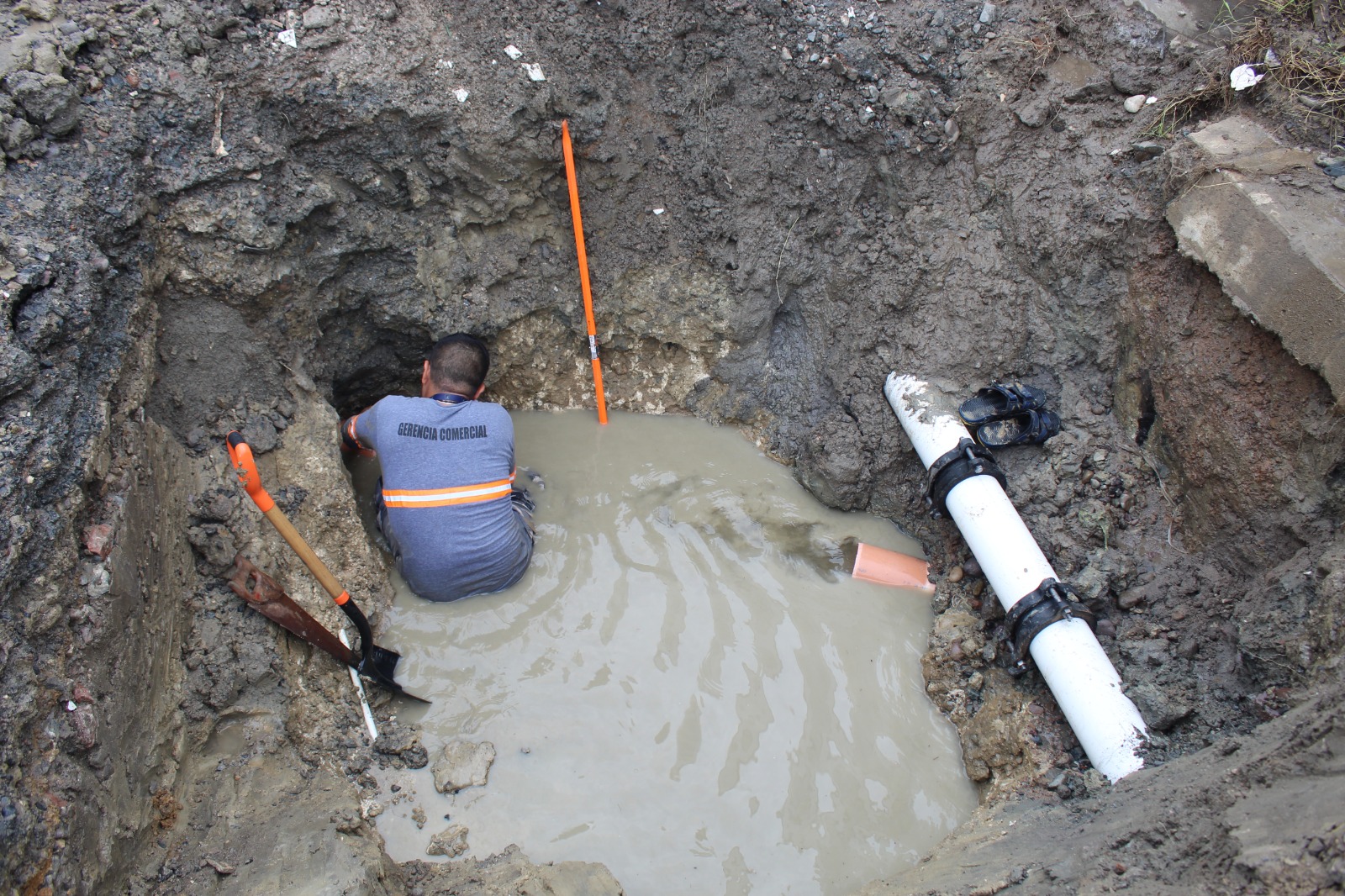 Particular daña red de agua y deja sin servicio a 6 colonias en la zona Valles del Ejido