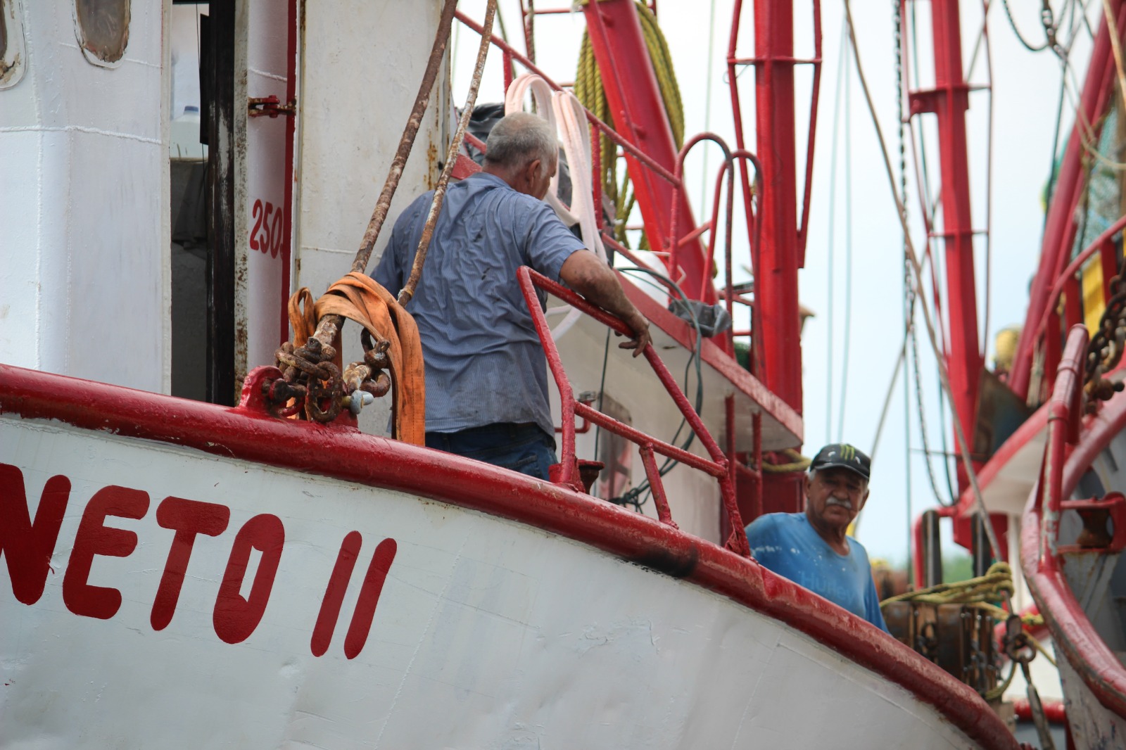 Pescadores de altamar se preparan; avituallan embarcaciones camaroneras con miras al levantamiento de la veda
