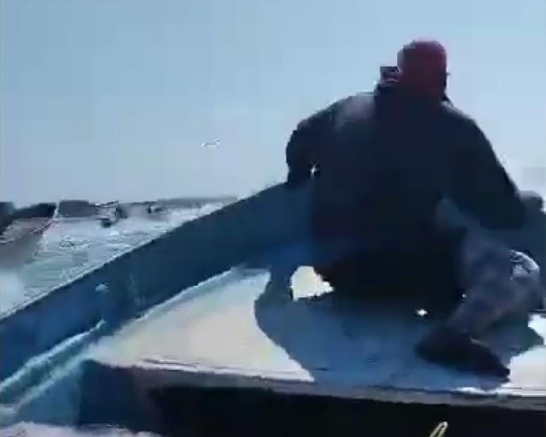 Pescadores ribereños huyen de la Marina, tras extralimitarse de su área de pesca en Ahome