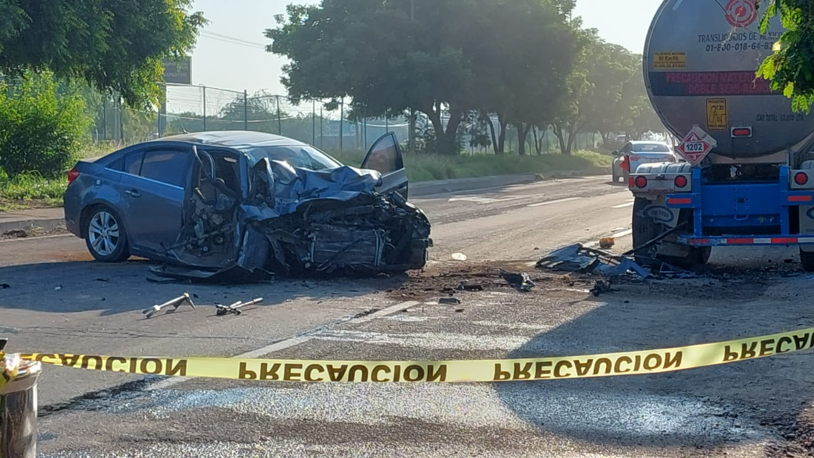 Pierde el control y se impacta contra pipa estacionada en El Castillo, al sur de Mazatlán