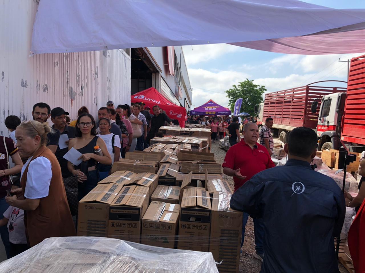‘Pisotón’ Kuroda cumple y entrega más de 2 mil cajas de piso a más de 250 familias culiacanenses