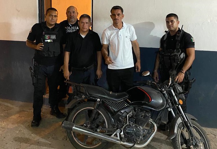 Policías de Ahome recuperan moto robada y se la entregan a su dueño