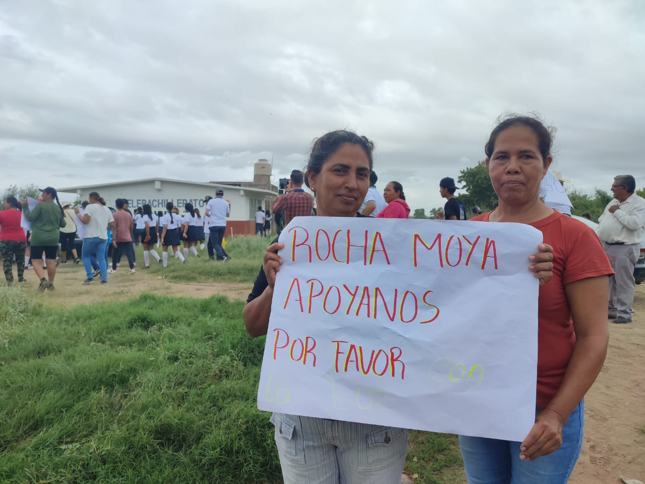 Porque desde hace tres años no tienen luz en su Telebachillerato bloquean carretera en Guasave