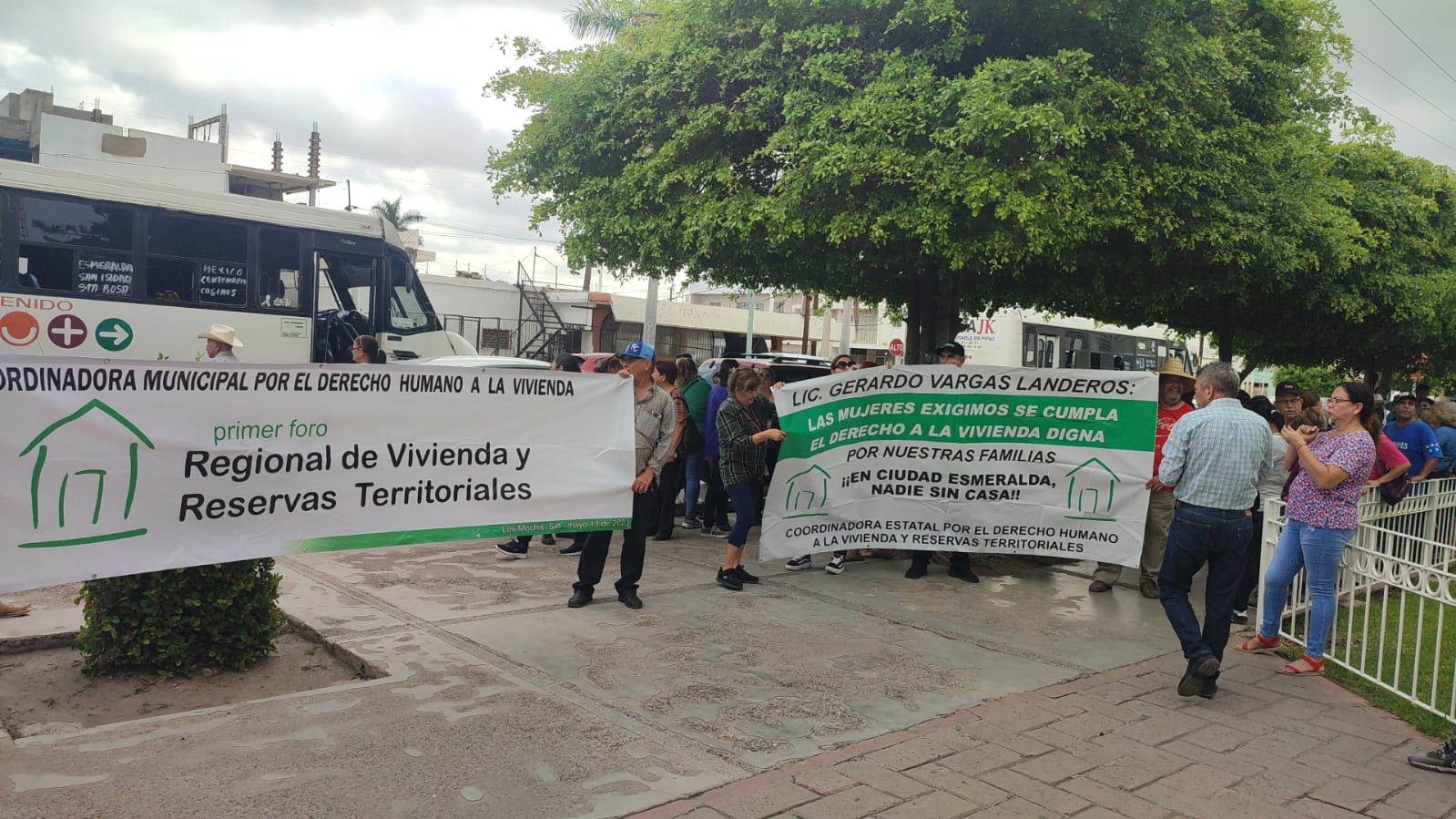 Precaristas en Ahome se manifiestan al exterior de Palacio Municipal; buscan encuentro con funcionarios