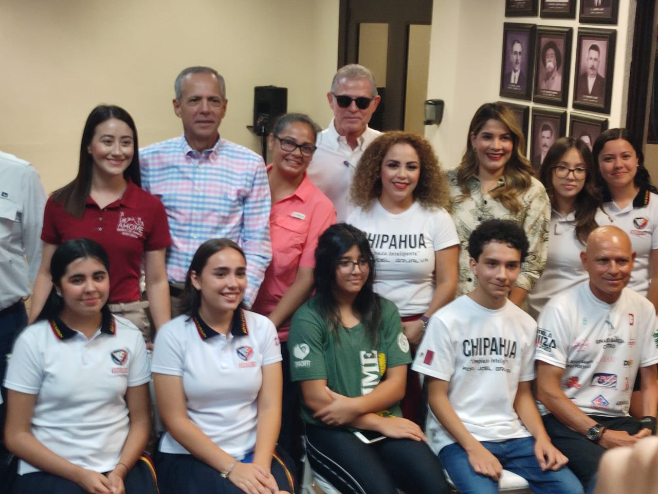 Presume Ahome a jóvenes ejemplares tanto en ciencias como en los deportes; los felicita públicamente el alcalde