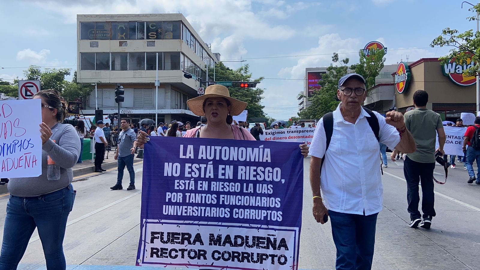 Protestan contra el rector de la UAS en el desfile de la Independencia, en Culiacán