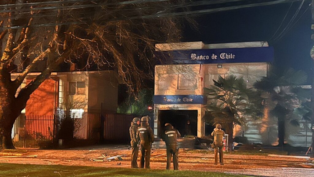 Ladrones intentan explotar un cajero para robárselo y ‘volaron’ todo el banco en Chile (Fotos)