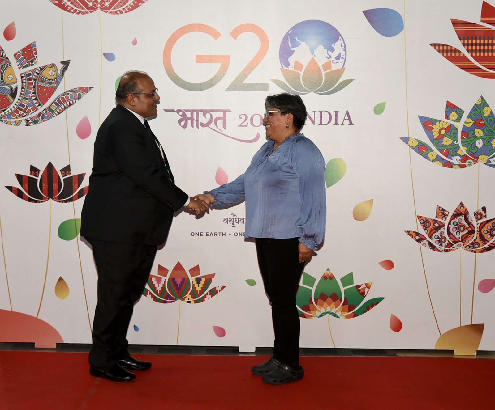 Llega en ‘crocs’ Raquel Buenrostro a Cumbre G20 y las redes sociales no lo perdonan
