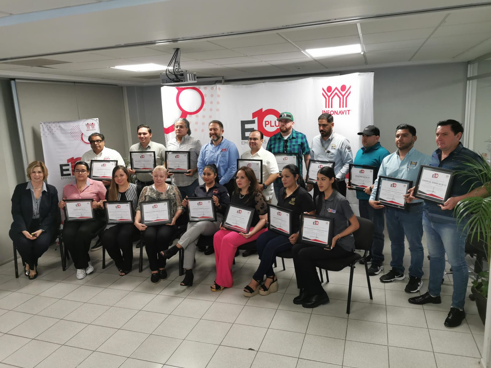 Reconoce Infonavit a empleadores con distintivo ‘Empresas de Diez Plus’