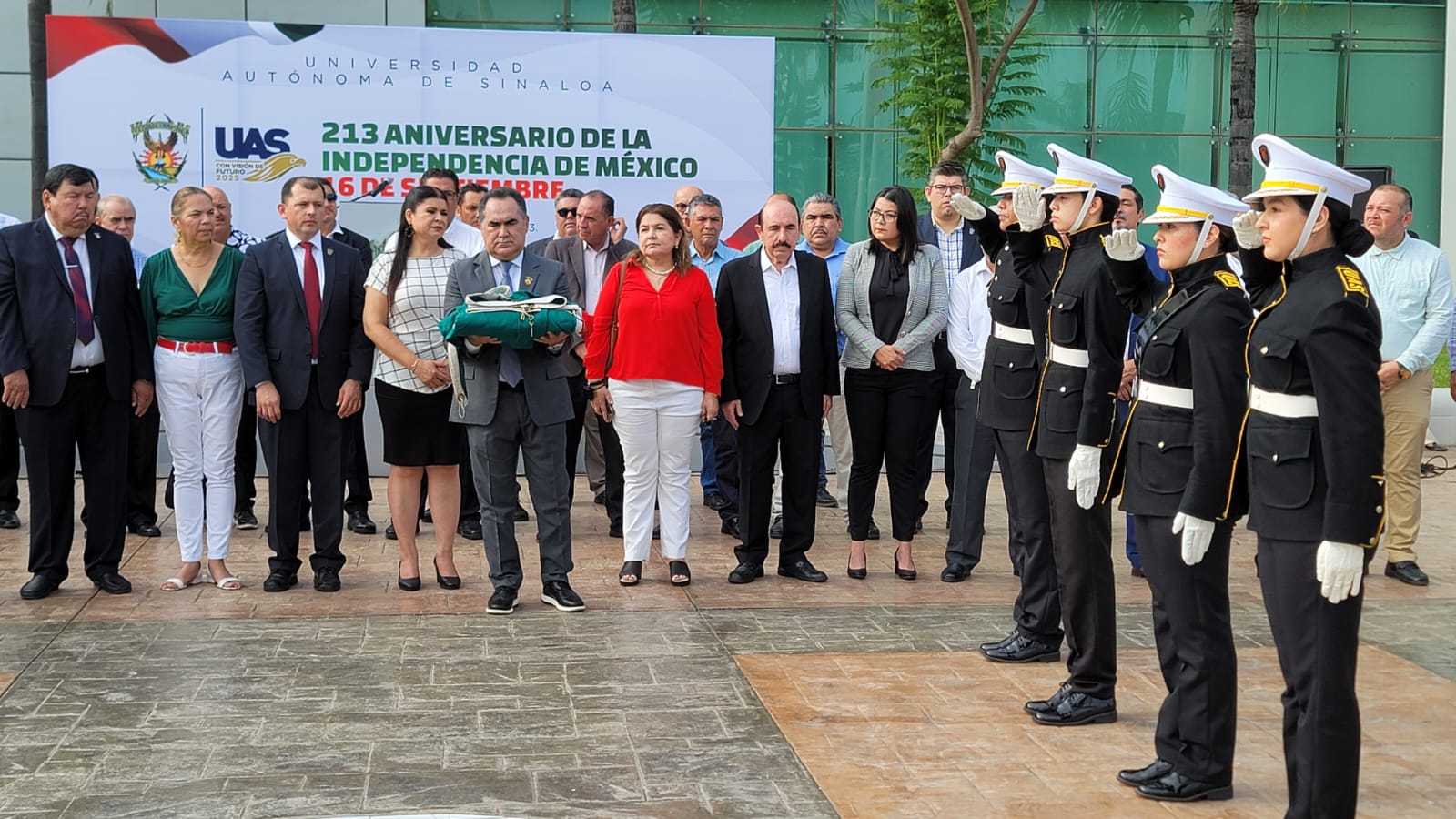 Rector de la UAS encabeza izamiento en el marco del 213 aniversario de la Independencia de México