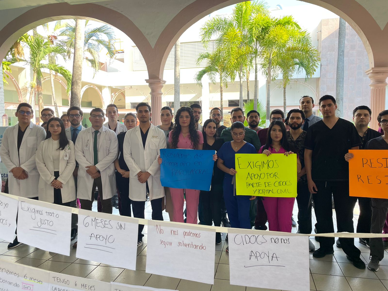 Residentes realizan paro de labores en Hospital Civil; exigen apoyo económico tras retraso de becas