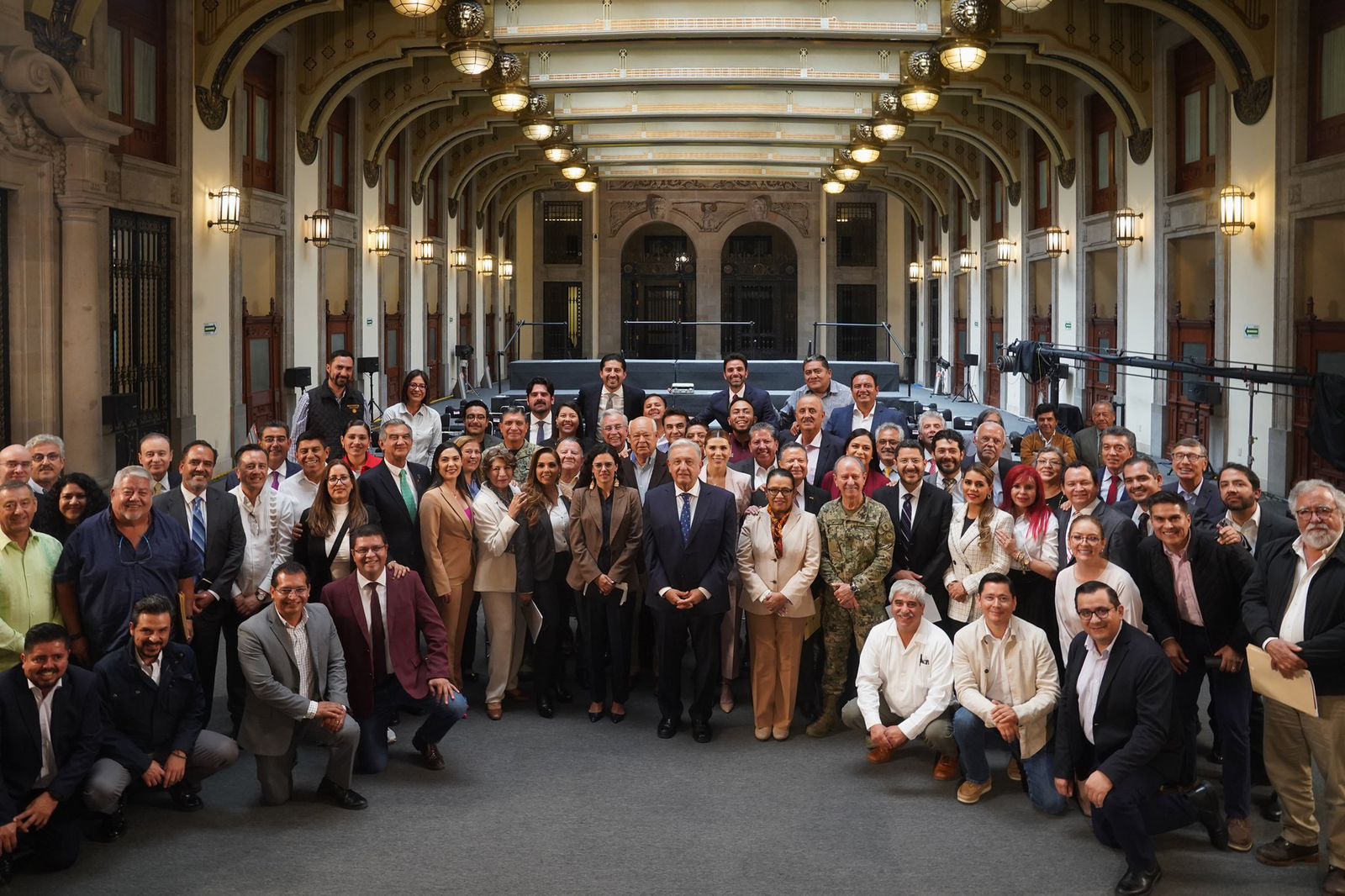 Acude Rocha a reunión de Gobernadores con AMLO en Palacio Nacional