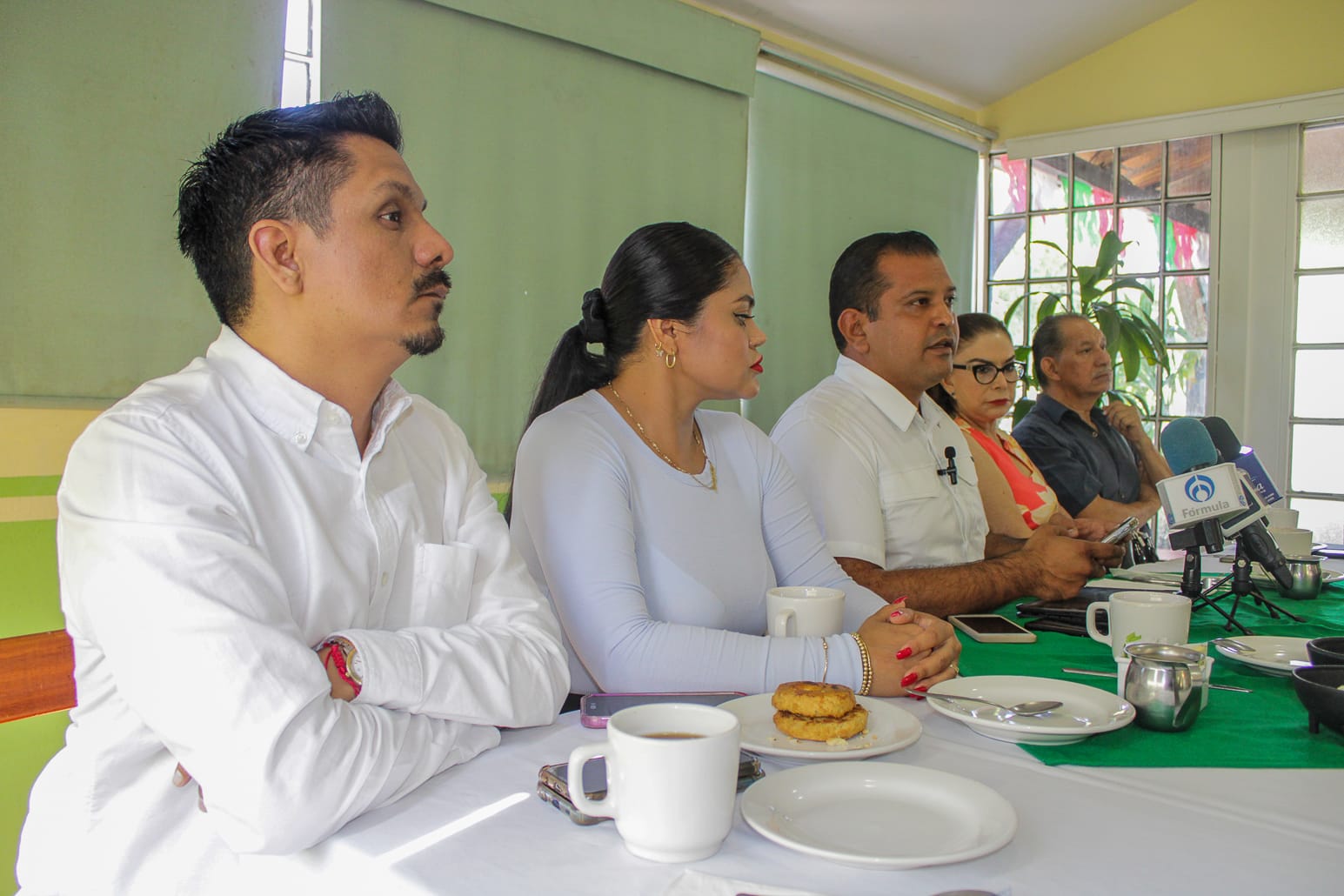 Pese a ola femenina, hombres no se descartan para ser alcaldes en Mazatlán, Roberto González levanta la mano
