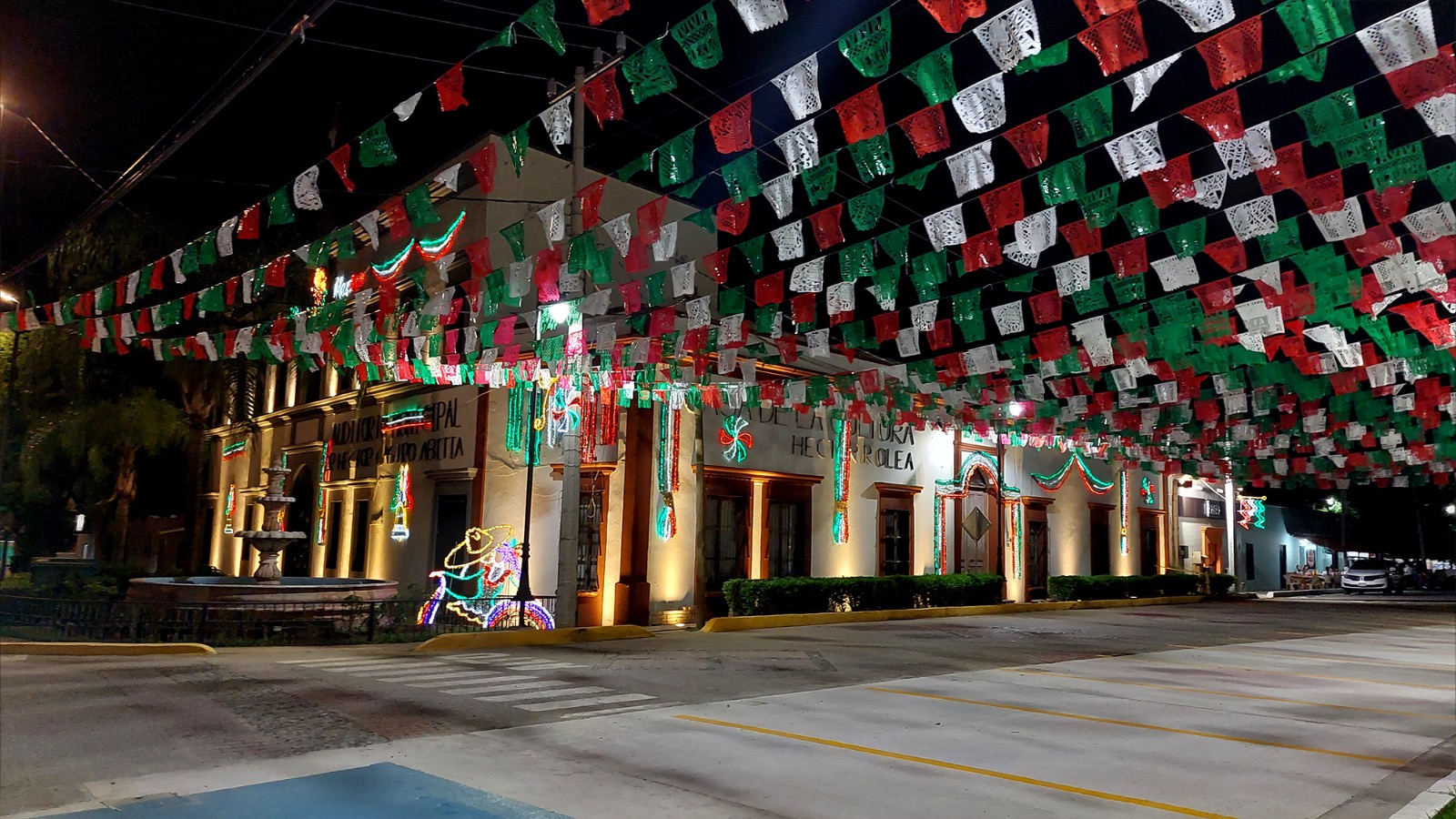 ¡Viva México! Se iluminan calles de Badiraguato con alusión al mes patrio