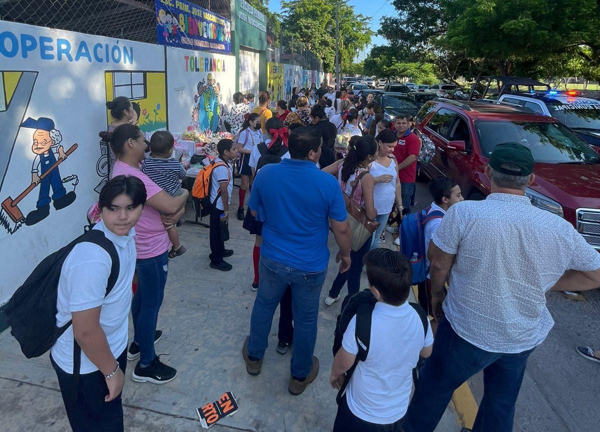Se manifiestan papás en la escuela José Vasconcelos en Culiacán; exigen se resuelva la falta de energía eléctrica