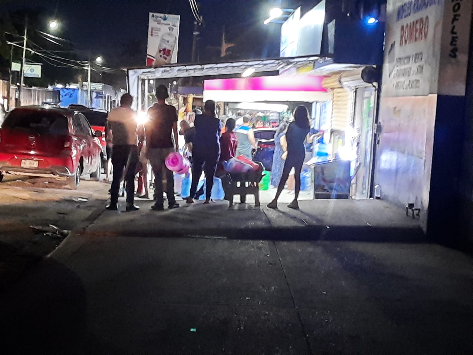 Se registran largas filas en llenados de agua purificada tras ruptura de línea de conducción en Culiacán