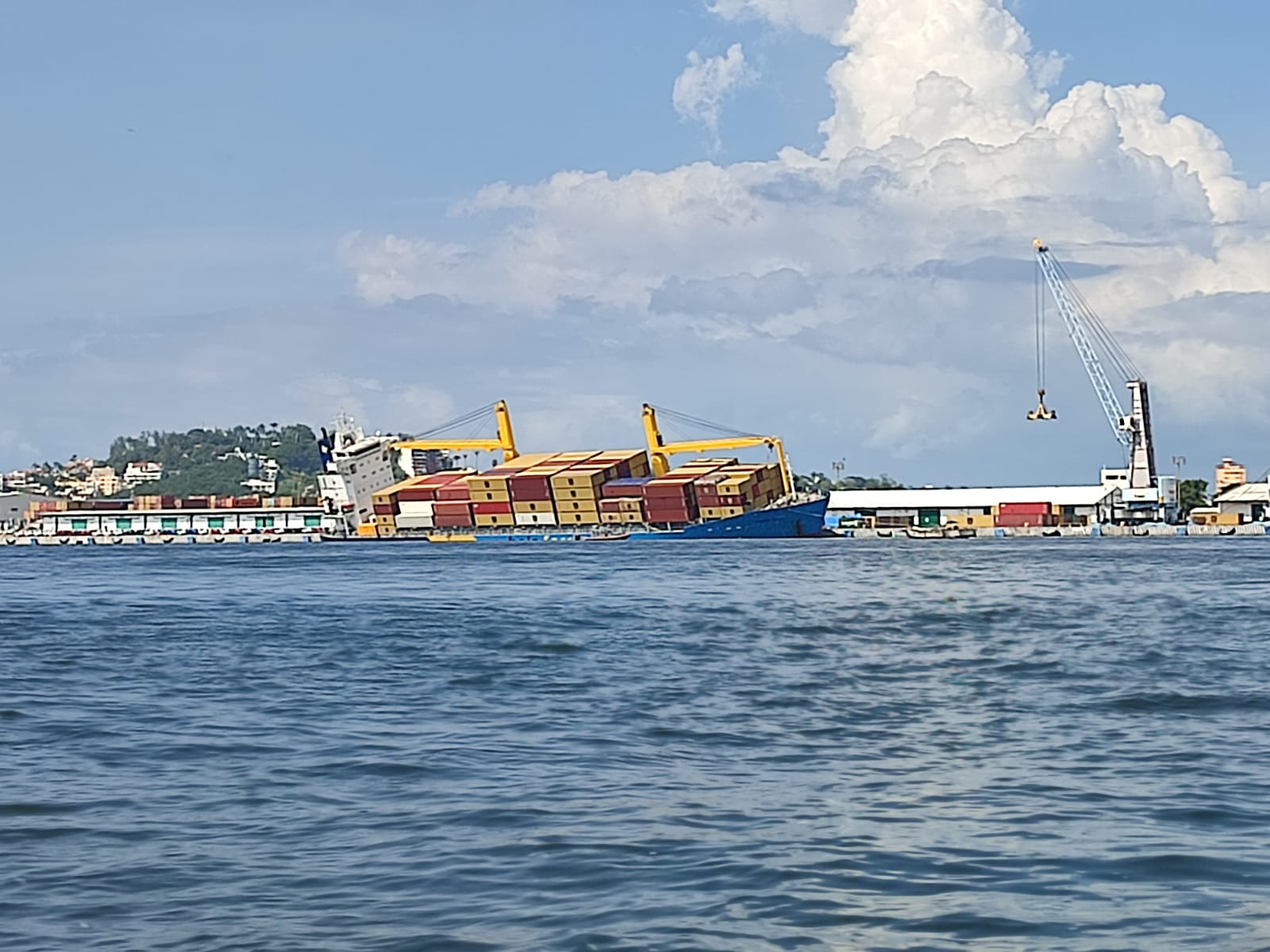 Ya está afectando hundimiento del Chiapas Star en Mazatlán; dos barcos no atracaron por cierre del canal