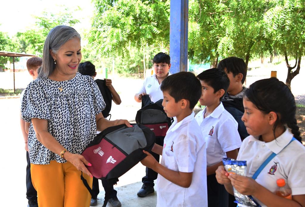 Sistema DIF de Salvador Alvarado inicia la entrega de mochilas escolares para niñas y niños