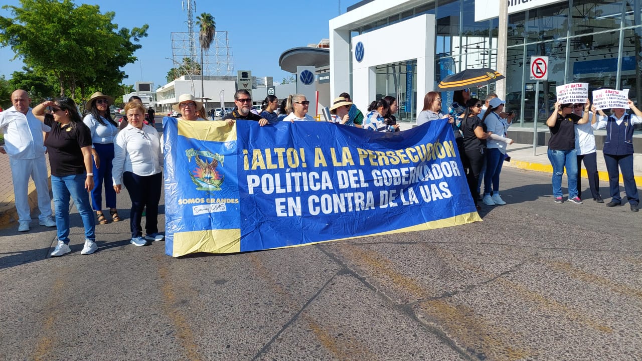 Trabajadores de la UAS bloquean calles en Los Mochis en defensa de la autonomía de la universidad