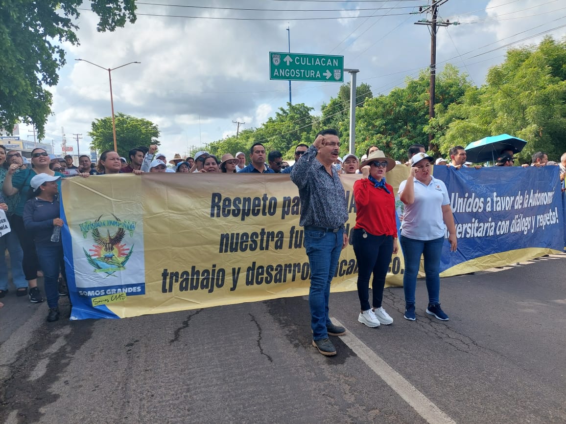 Trabajadores de la UAS bloquean principales calles de Guamúchil