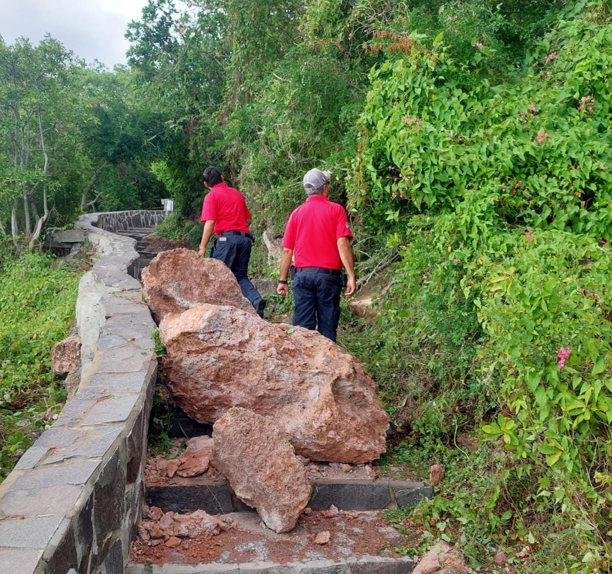Tras lluvias de anoche, se deslava el cerro Del Faro en Mazatlán y lo cierran a visitantes