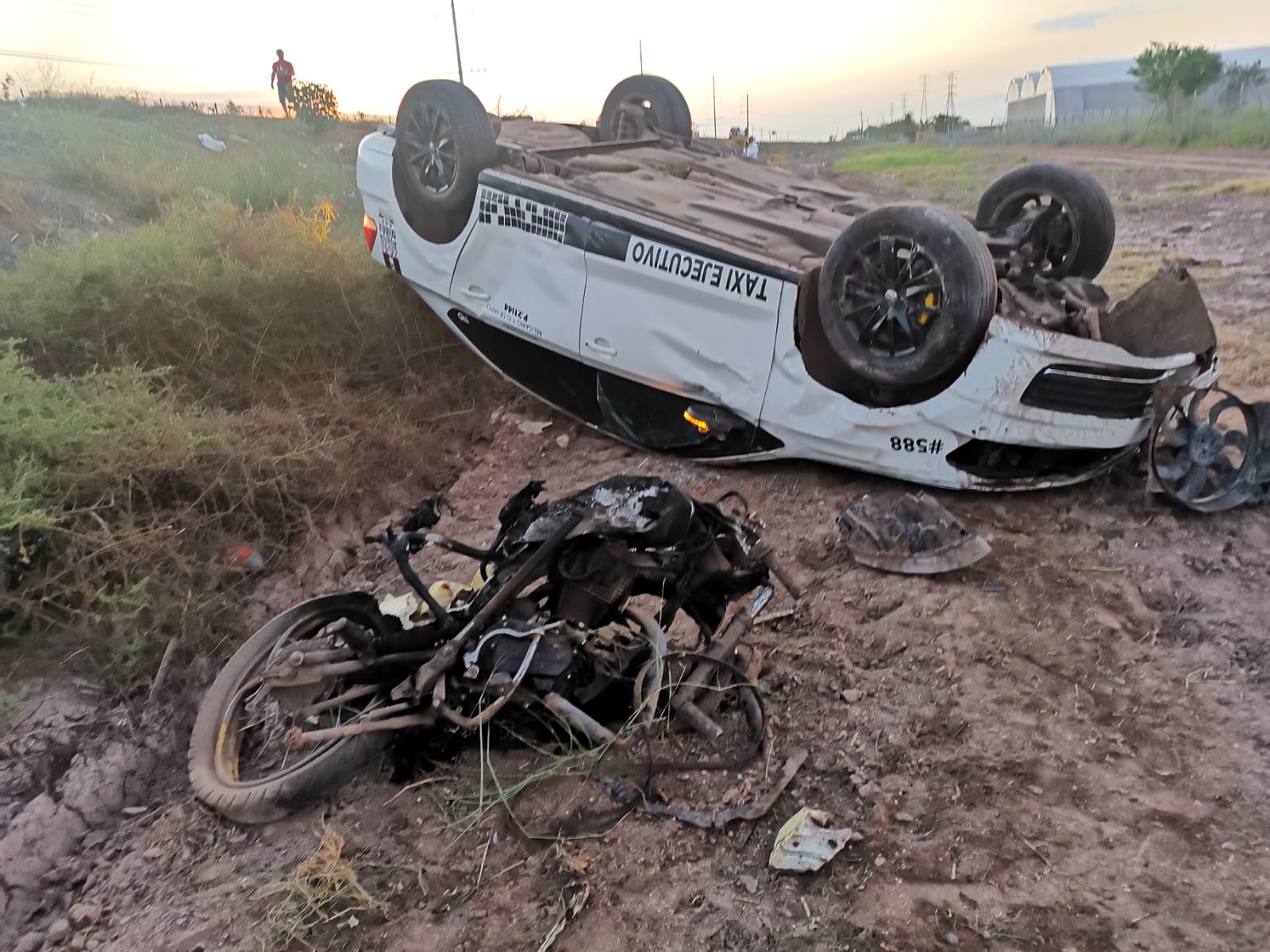 Un motociclista sin vida y un taxista volcado deja accidente sobre la México 15 en Ahome